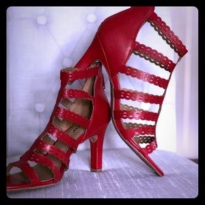 New without tags gorgeous red zip up heels
